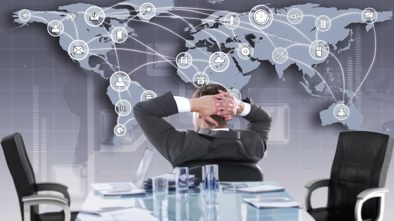 기술 인터페이스를 바라보는 사업가의 뒷면