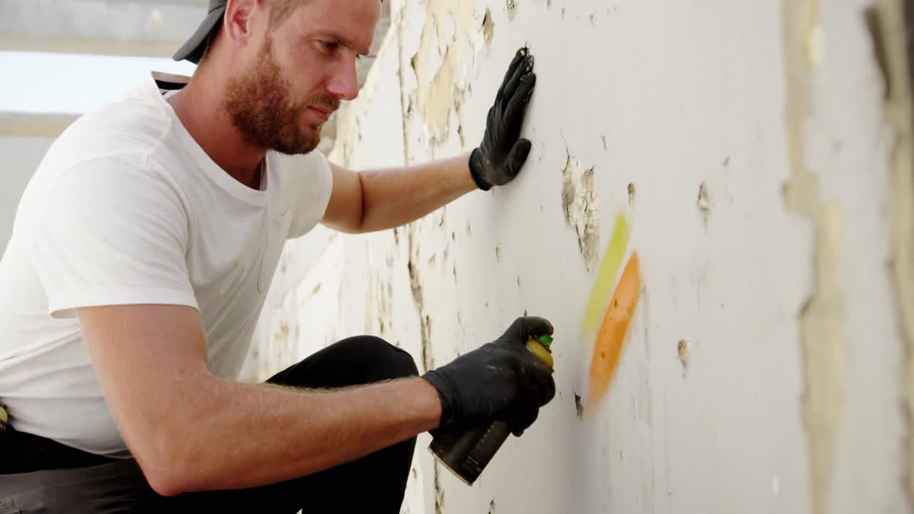 artista de graffiti pintando con spray de aerosol 4k