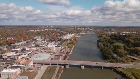 Court-Street-Bridge-over-Saginaw-River-on-colorful-fall-day-in-Downtown-Saginaw,-Michigan,-USA