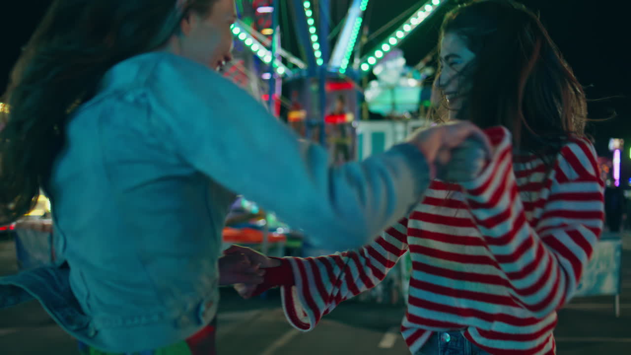 클로즈업 행복한 소녀 댄스 도시 밤의 재미. 즐거운 가장 친한 친구 즐거워