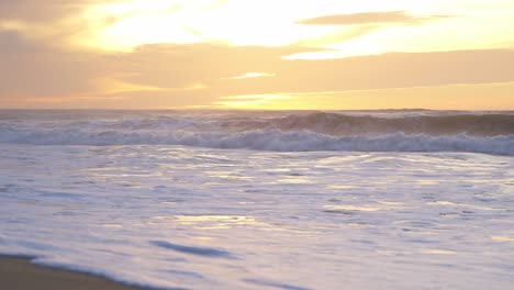 Olas-En-La-Orilla-Y-Bonito-Color-Dorado-En-Los-Cielos-Al-Atardecer