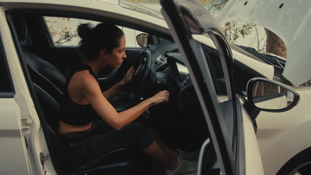 mujer conductor en un coche