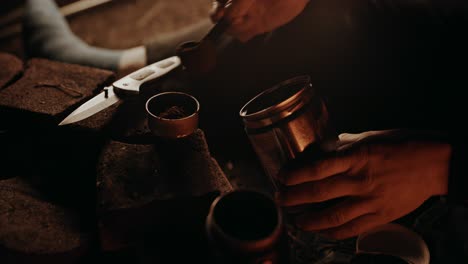 Kaffee-Am-Lagerfeuer:-Junger-Obdachloser-Füllt-Kaffeesatz-In-Den-Metallfilter-Der-Alten,-Kaputten-Moka-Kanne,-Mit-Der-Er-Sein-Lieblingsgetränk-Brüht
