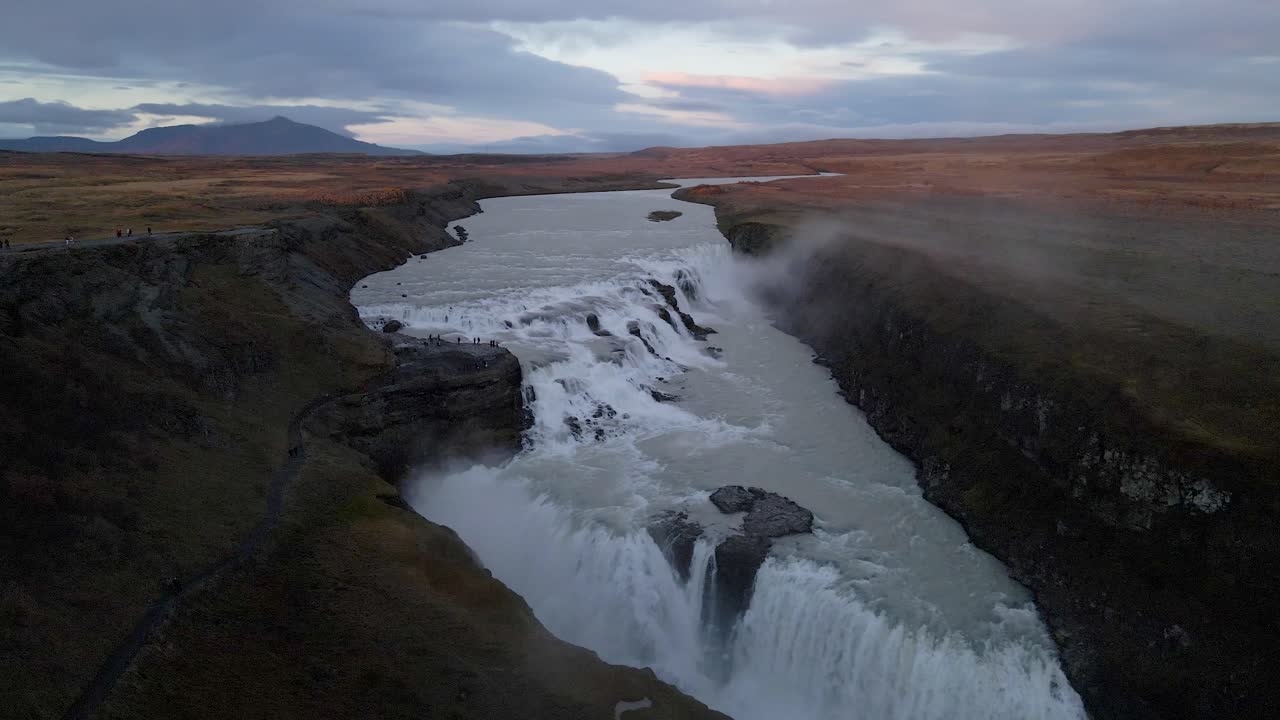 un dron se eleva sobre la cascada de gullfoss en una toma de establecimiento en islandia
