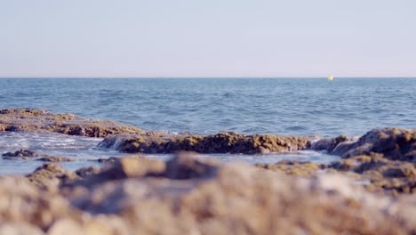 Costa-Rocosa-Del-Mar-Mediterráneo-En-Cámara-Lenta