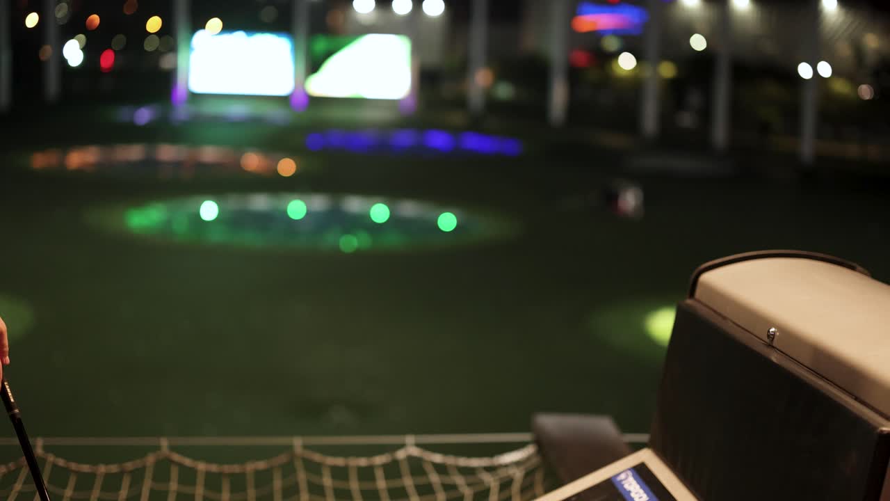 방 에서 야간 경기 를 즐기는 골퍼 들