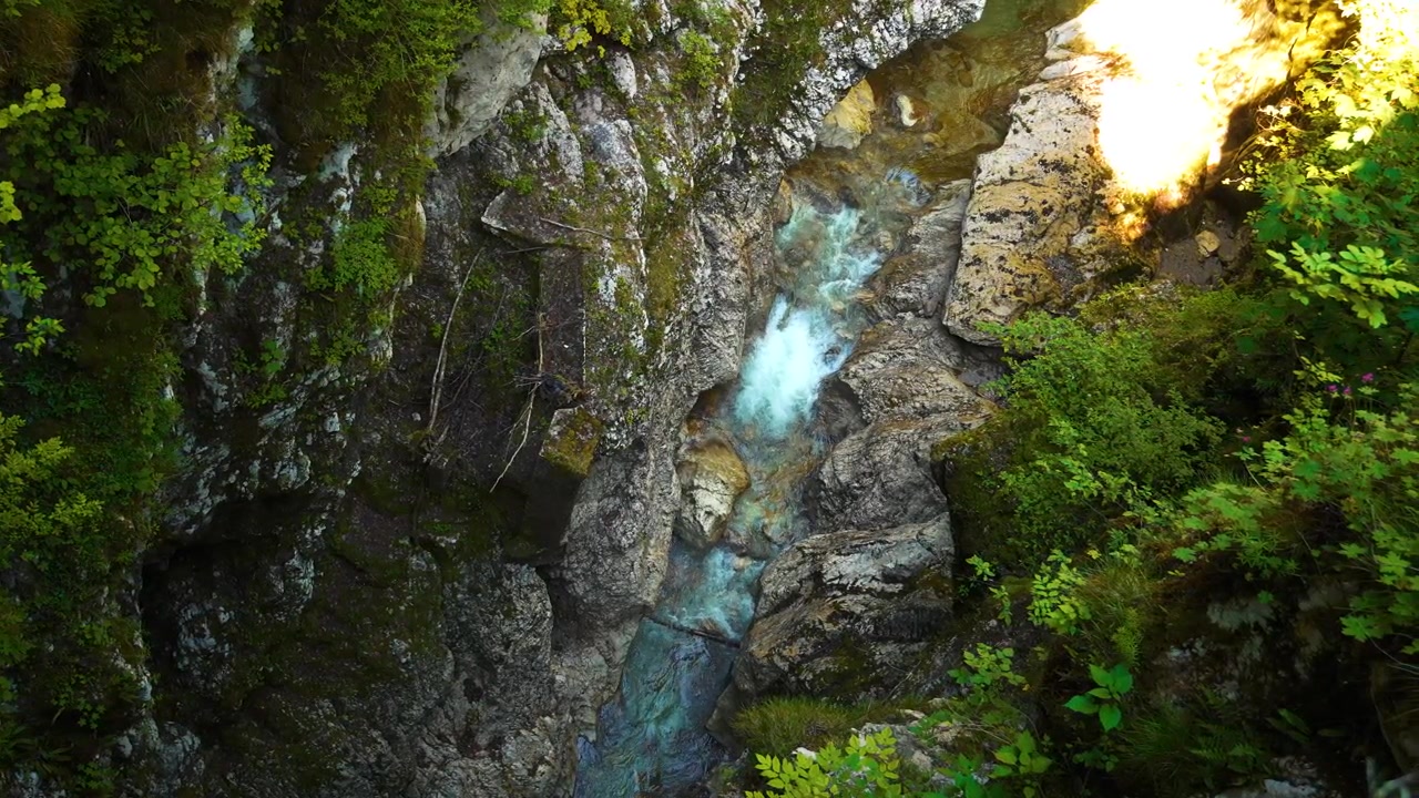 Gola del Cellina, Sentiero del Dint, Italia settentrionale. Sentiero delle Dolomiti con acqua limpida di ruscello di montagna.