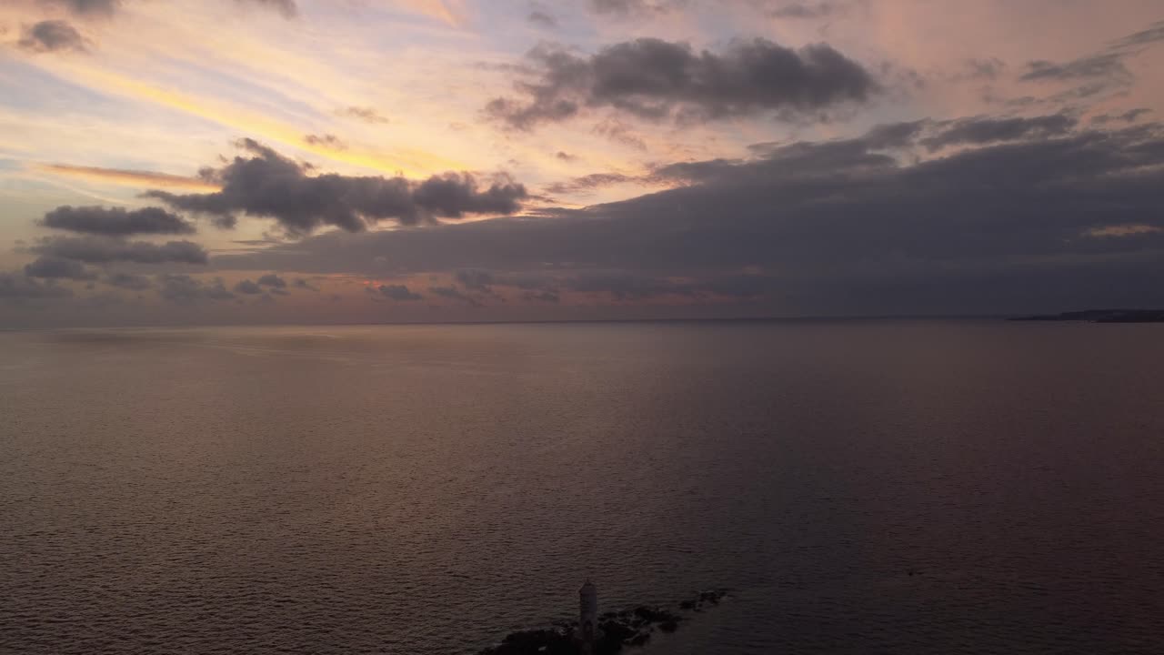 황혼 하늘의 조감도, 공중 무인 항공기가 역외 등대를 드러냄