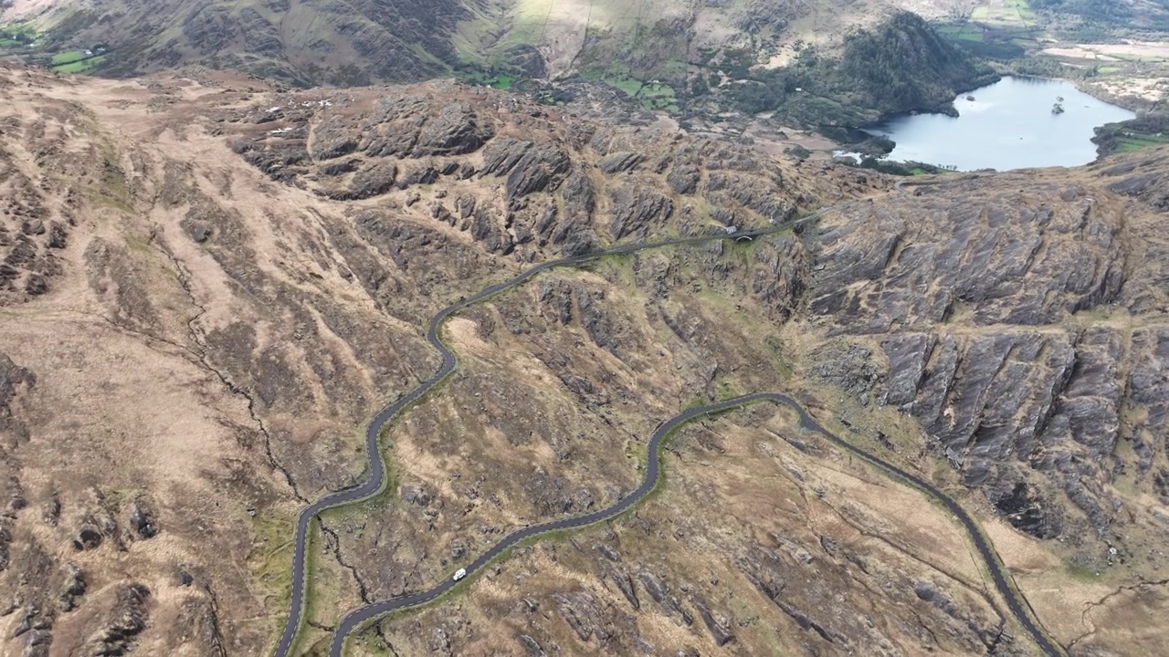 Camper di Ireland Epic Locations che sale sul versante di Cork del Passo di Healey, un epico viaggio su strada sulla Wild Atlantic Way