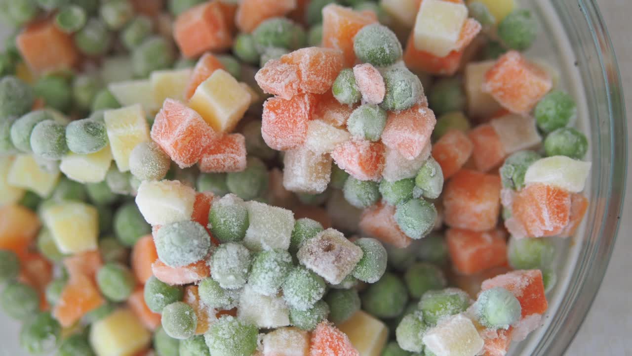 Primer plano de verduras mixtas congeladas en un cuenco