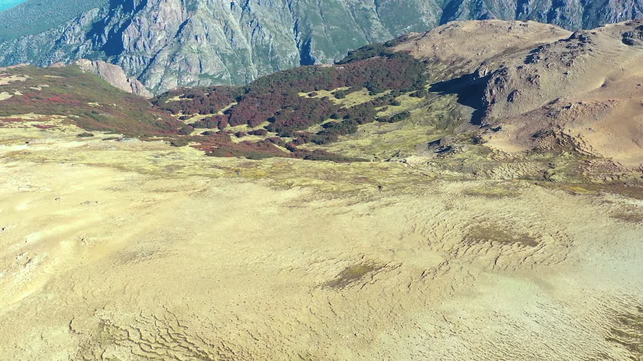 아르헨티나 파타고니아 엘 볼손 페리토 모레노 언덕 위로 날아가는 공중 인형