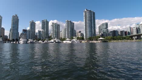 Marineside-Crescent-Ocean-Hafenkai-Marina-Pavillon-Mit-Luxusschiffen-Kreuzfahrtschiffe-Segelboote-Angedockt-An-Einem-Modernen-Wohngebiet-Mit-Eigentumswohnungen-In-Der-Innenstadt-Von-Hotels,-Casinos-Und-Einer-Brücke-1-3