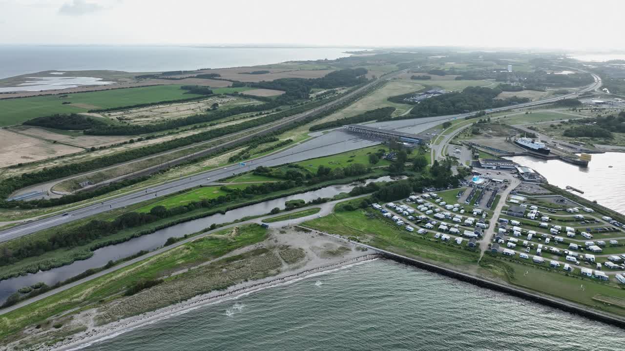 덴마크의 스토르벨트 다리 앞의 유료 도로, 항공 도리 뒤로 고속도로