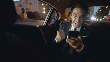 hombre de negocios feliz compartiendo grandes noticias en el chat de video en el lugar de trabajo remoto.