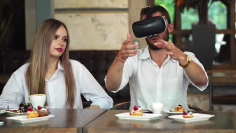 equipo de desarrolladores trabajando con gafas de realidad virtual durante una reunión de negocios. jóvenes colegas de negocios haciendo una lluvia de ideas usando gafas de realidad virtual