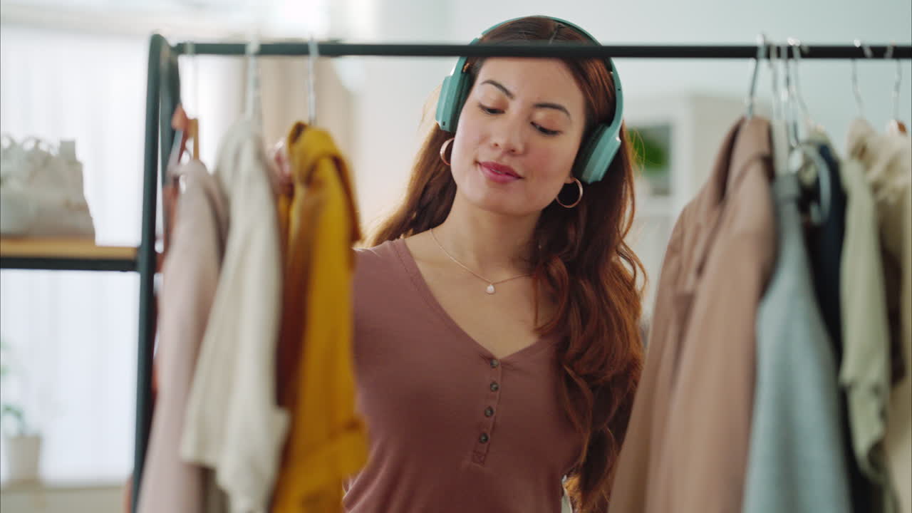 mujer, armario y moda escuchando música bailando