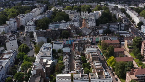 Diapositiva-Y-Toma-Panorámica-De-La-Torre-De-La-Iglesia-Entre-Las-Casas-De-La-Ciudad-En-El-Barrio-Urbano.-Vista-Aérea-Del-Barrio-Residencial-De-La-Ciudad.-Londres,-Reino-Unido