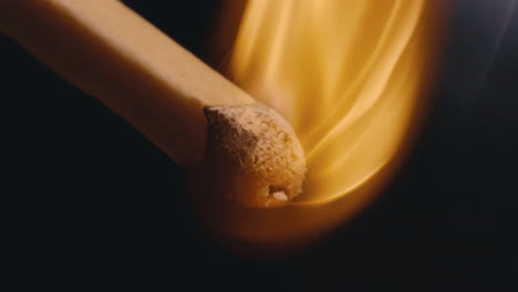 macro primer plano de una cerilla quemándose en cámara súper lenta, 4k 800fps fuego llama cerilla desintegrándose