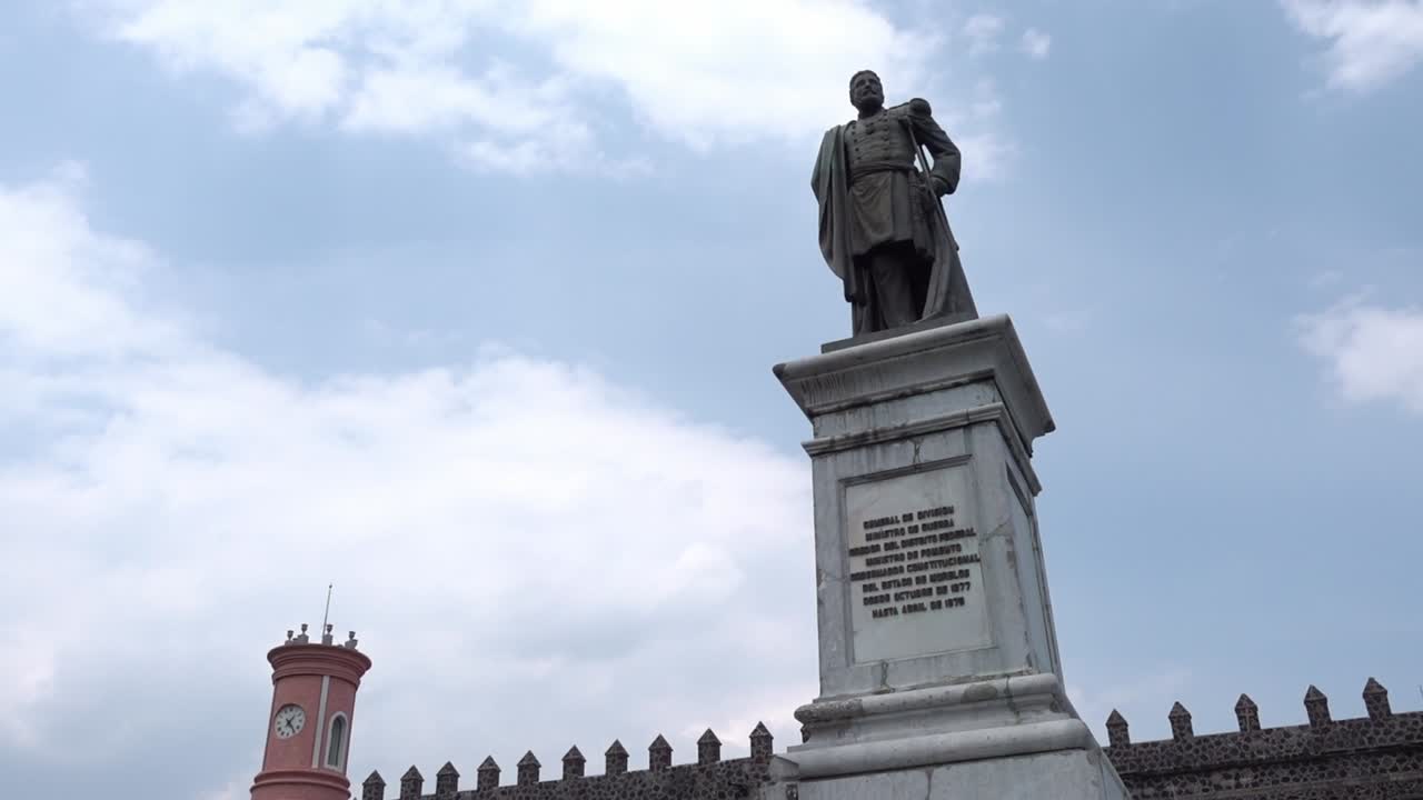 la escultura del general carlos pacheco frente al palacio de cortes en méxico