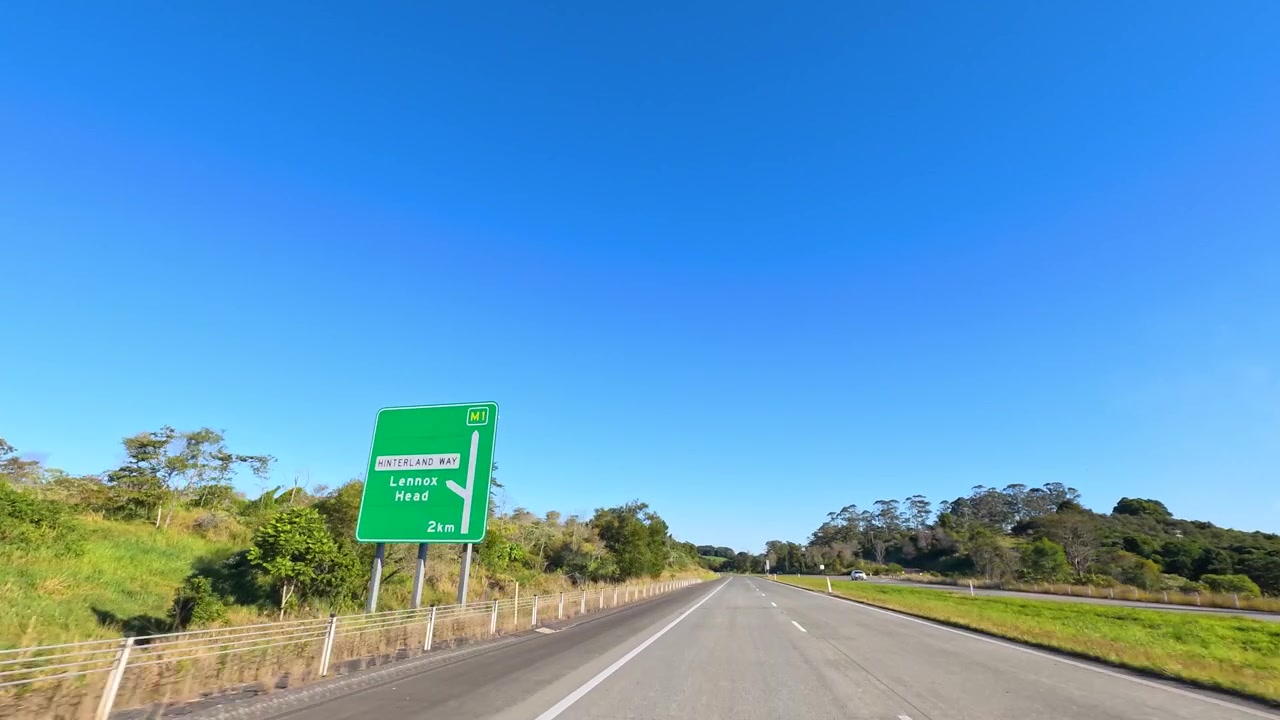 Ripresa POV mentre si guida lungo un'autostrada a più corsie oltre alberi di eucalipto nel Nuovo Galles del Sud