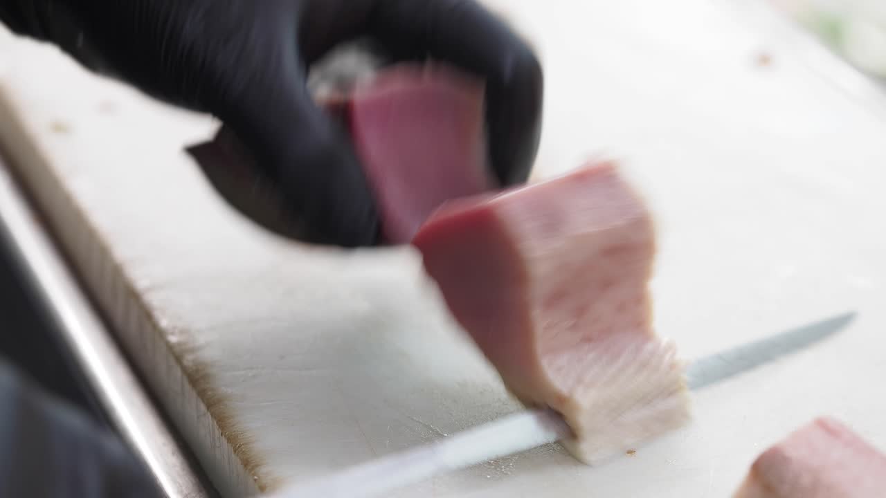 el chef está preparando sashimi de atún.