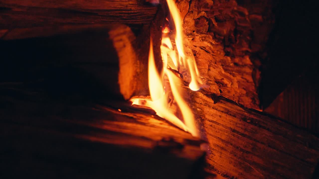 벽난로에서 타는 통나무 불길 - 클로즈업