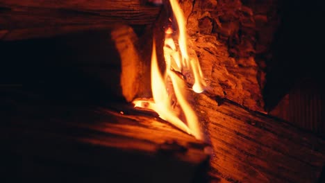 Quema-De-Llamas-De-Fuego-De-Leña-En-La-Chimenea---Close-up