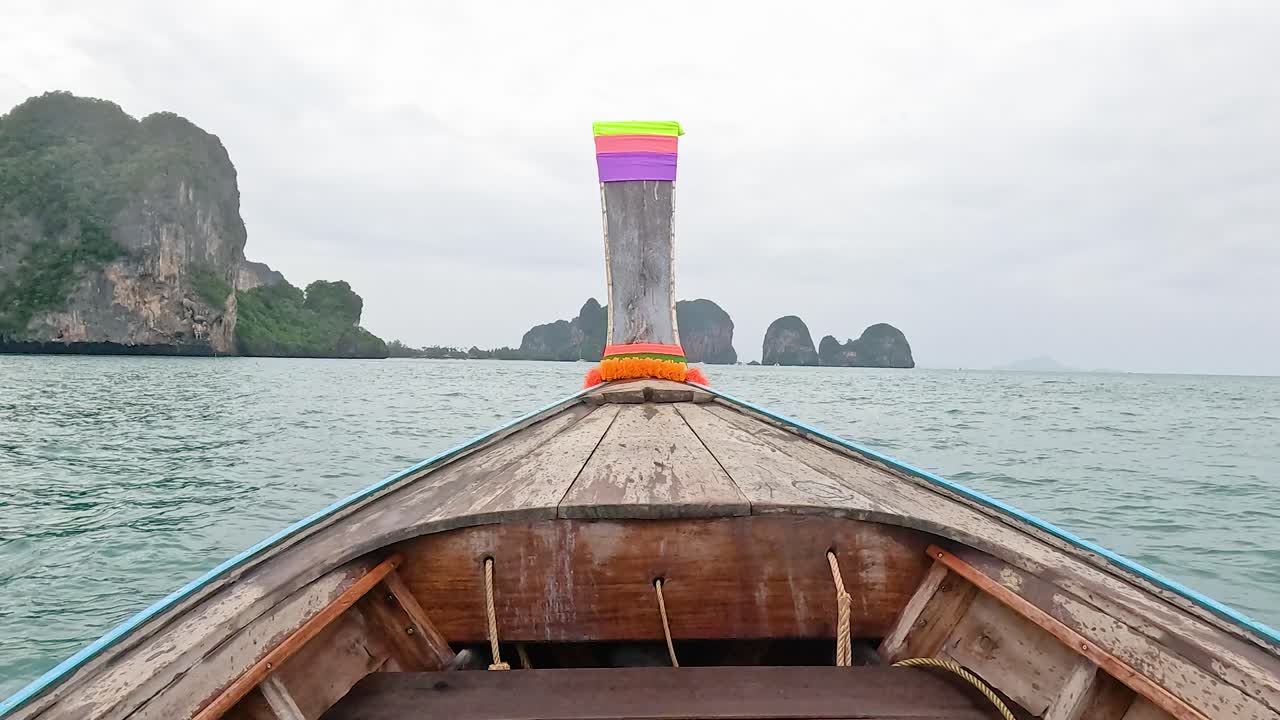 배는 경치 좋은 바다와 섬을 여행합니다.