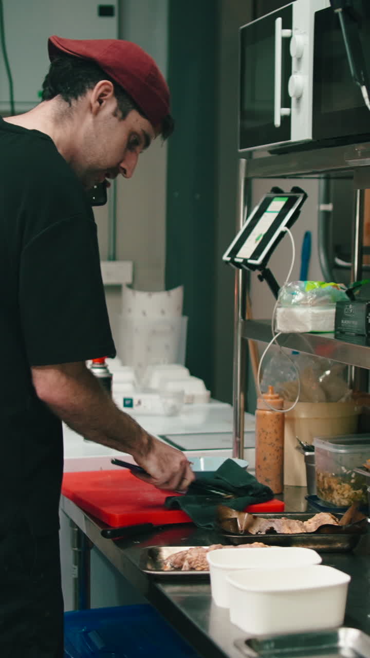 chef preparando comida en la cocina comercial