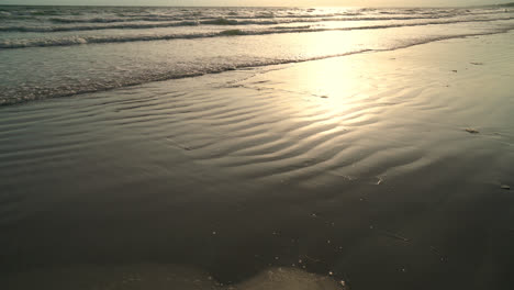 Hermosa-Puesta-De-Sol-Con-Playa-De-Mar