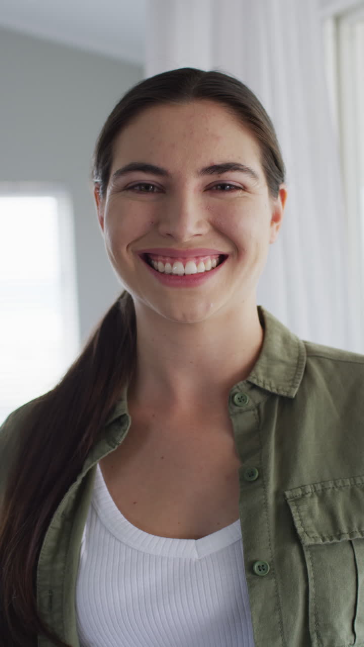 video vertical del retrato de una mujer caucásica feliz en casa
