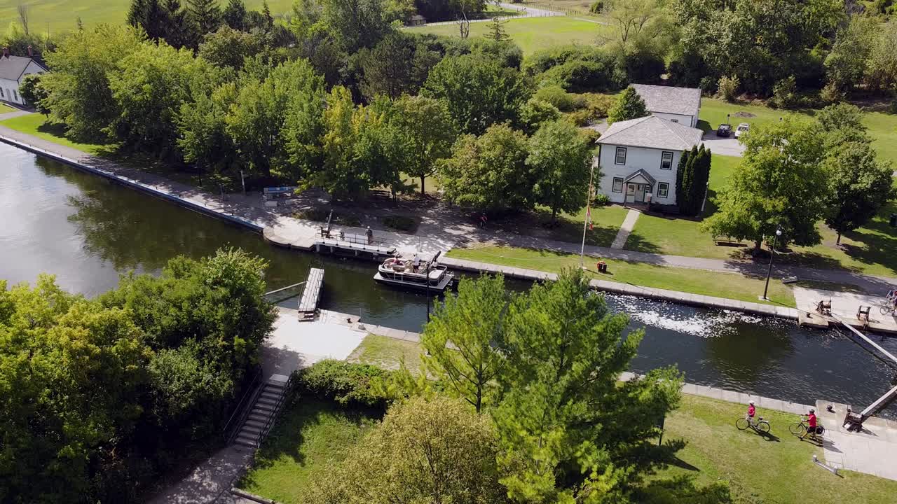 Pontoon boat travelling through locks on the Rideau Canal in Ottawa