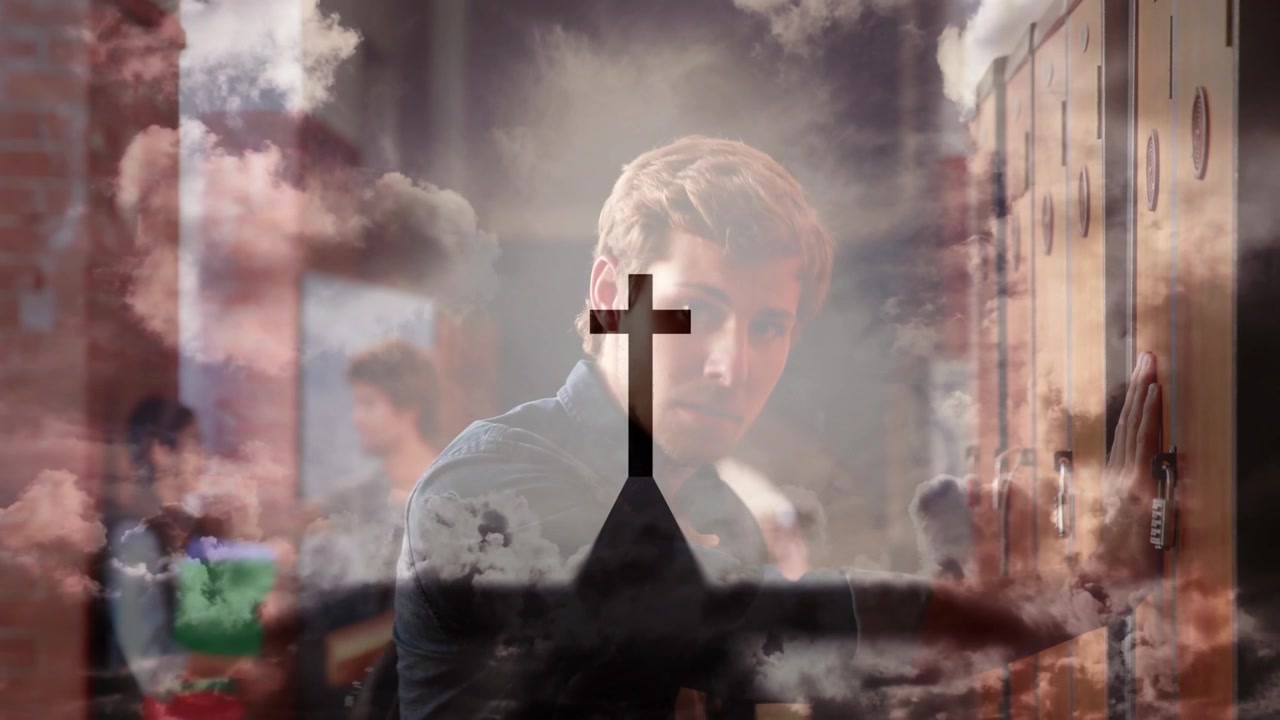 Uno studente cammina verso l'armadietto della scuola, apre il lucchetto e recupera gli appunti, mentre una sovrapposizione cross-cloud si estende sul corridoio.