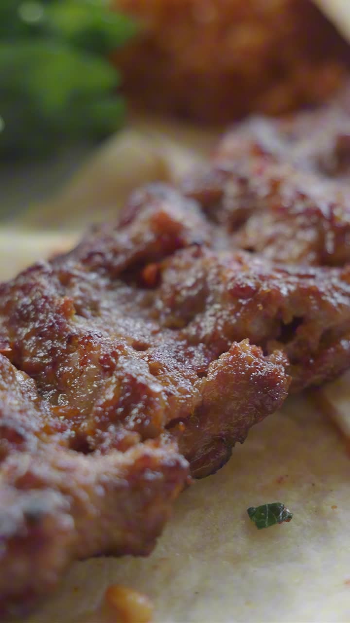 Tampilan Dekat Kebab Panggang Menggugah Selera di Atas Roti Pipih