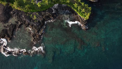 piscina de marea de la gran isla de hawaii - hora dorada - vista aérea desplazamiento lateral