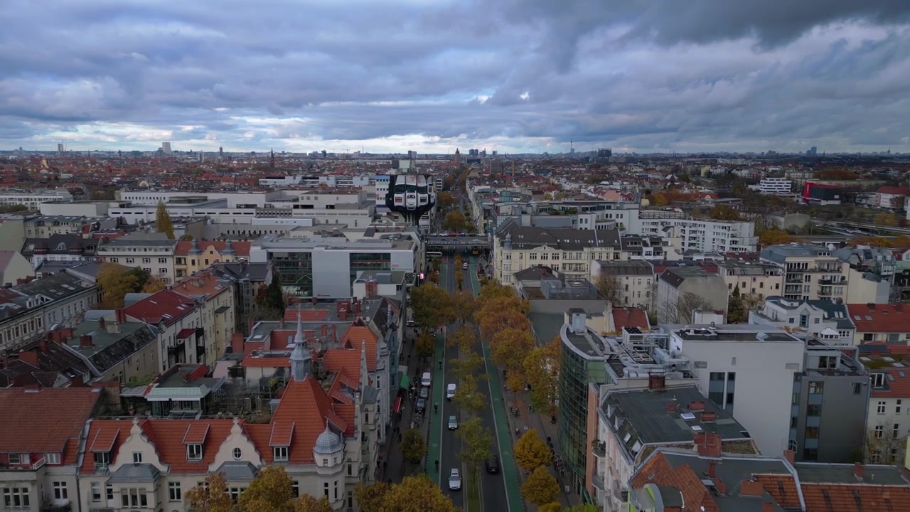 Berlins hustage og Schlossstrasse med farverige efterårstræer på en overskyet dag. Dejlig droneflyvning med omvendt bevægelse og luftudsigt
