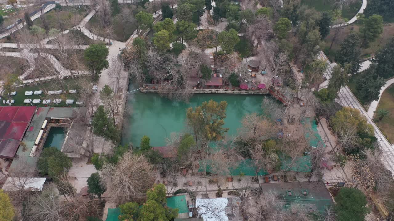 산리우르파에 있는 아인 젤리하 호수 (ayn zeliha lake) 에 대한 공중 사진.