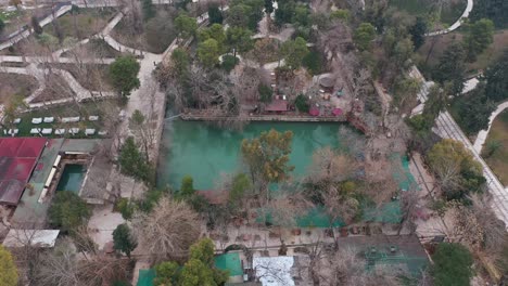 vista aérea del lago ayn zeliha en sanliurfa. imágenes en 4k en turquía