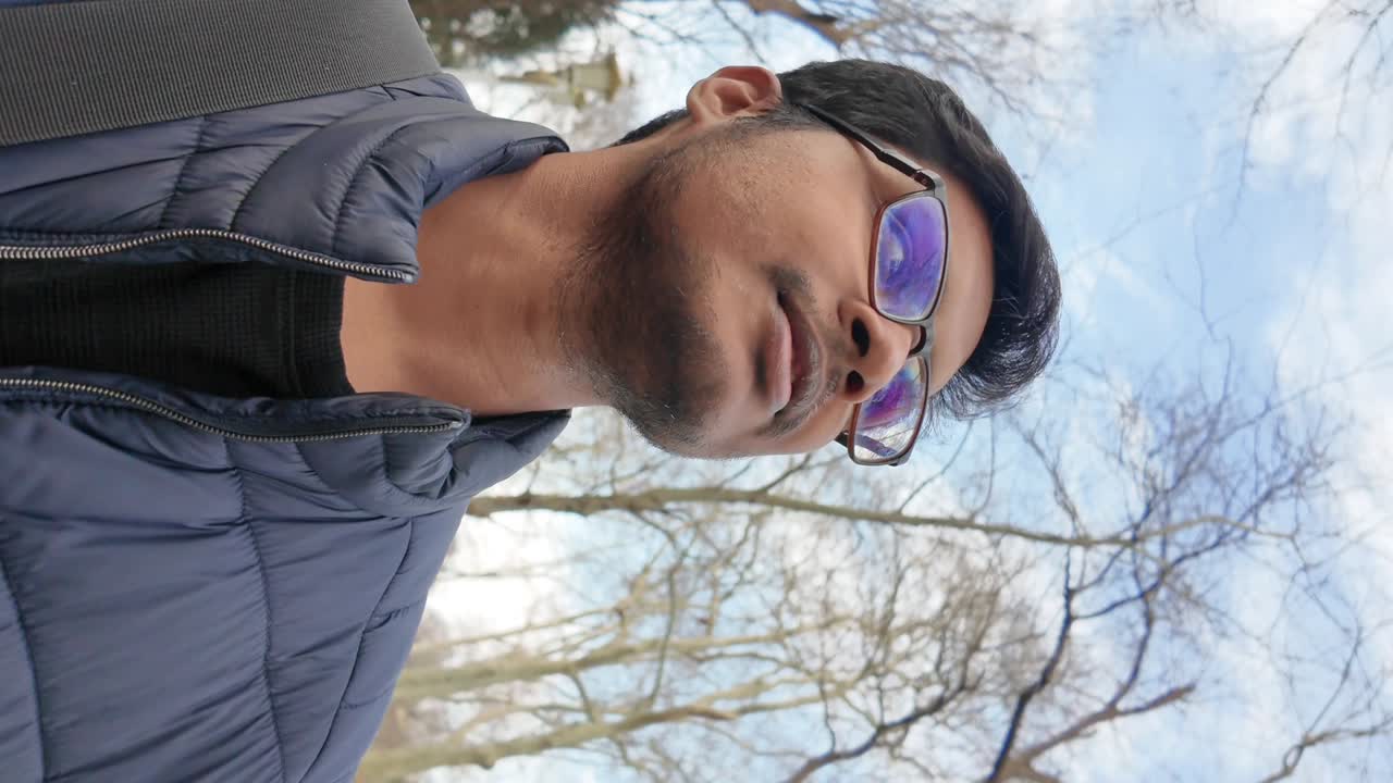 공원에서 쳐다보는 남자