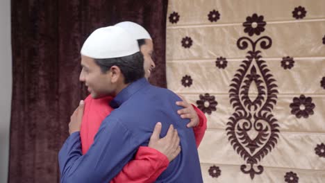 dos hombres musulmanes indios abrazándose