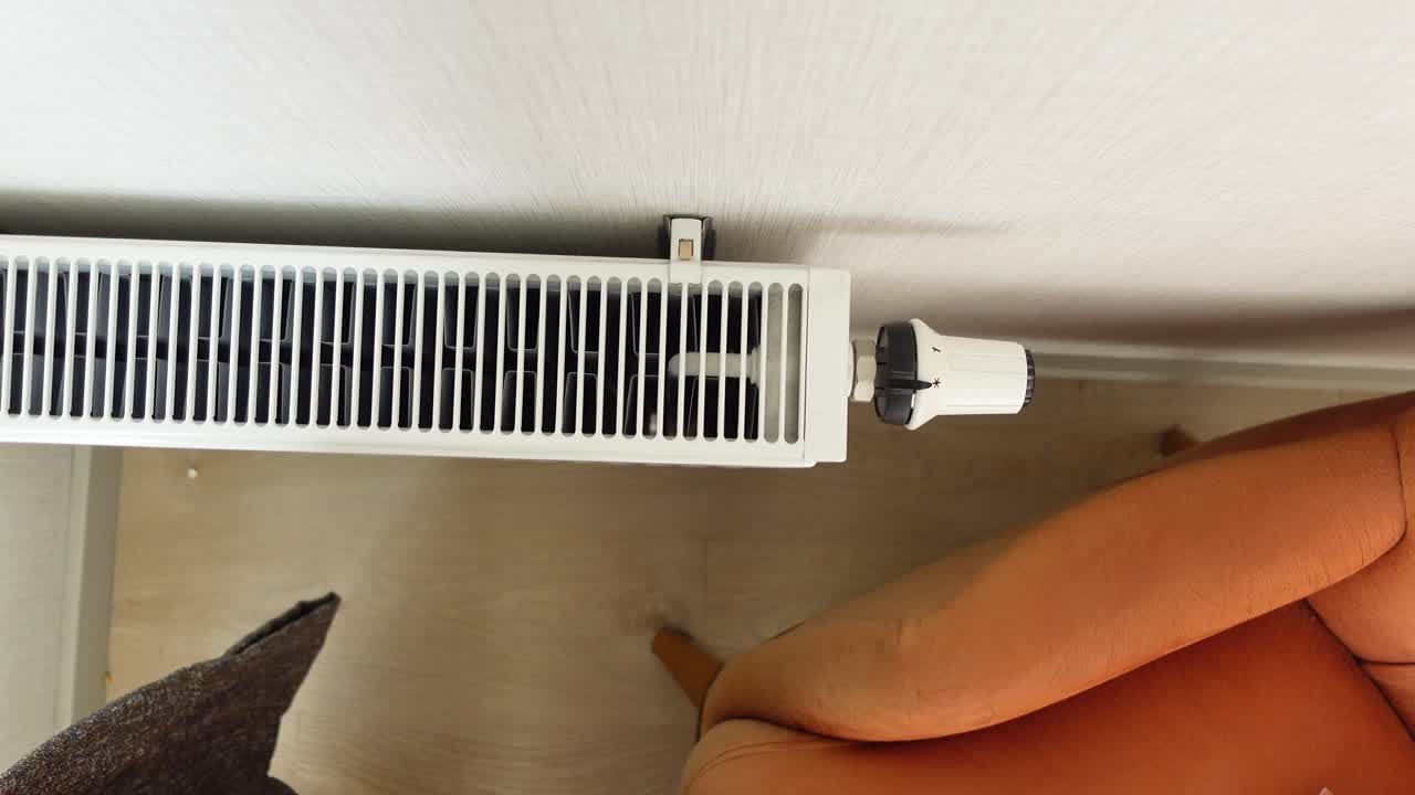 벽에 장착 된 라디에이터