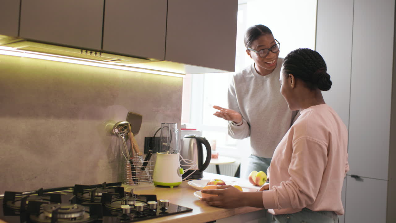 mujeres cortando frutas