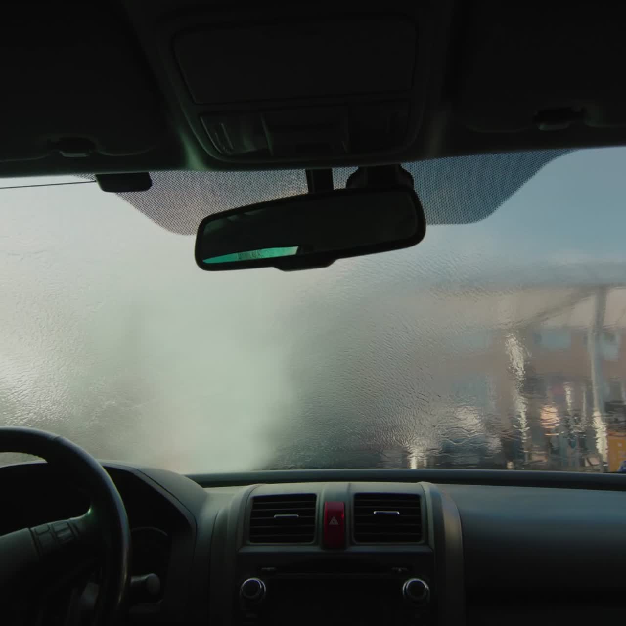 운전자는 셀프 서비스 스테이션에서 세차합니다.