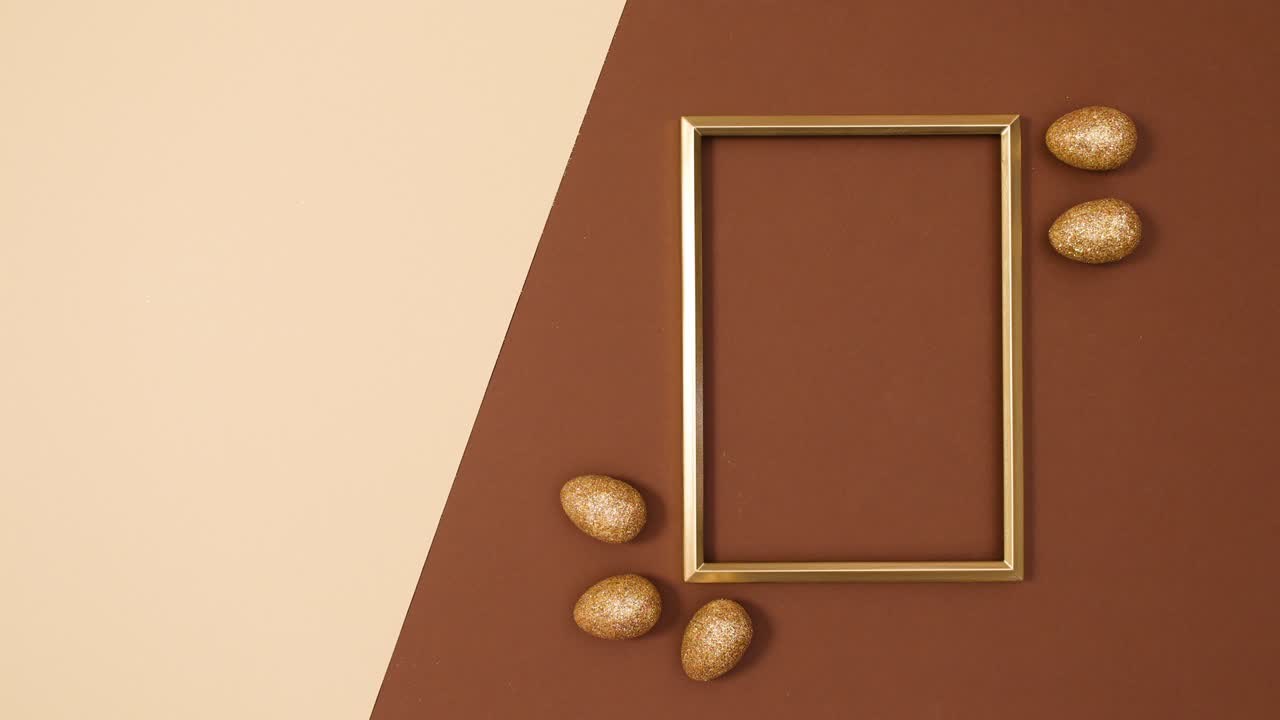 이스터를 위해 움직이는 황금 반이는 달과 함께 황금 복사 공간 프레임.