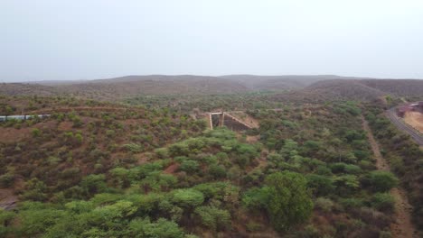 Tren-Que-Pasa-Desde-Una-Colina-Toma-Aérea-De-Drones