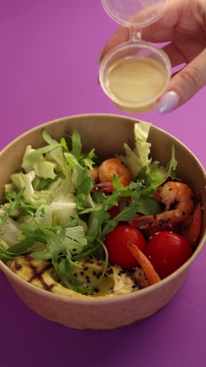 cuenco de ensalada de aguacate de camarón