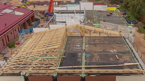 proceso de construcción del techo de un edificio comercial, lapso de tiempo