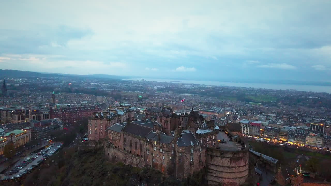 Luftfoto af Edinburgh Slot i skumringen