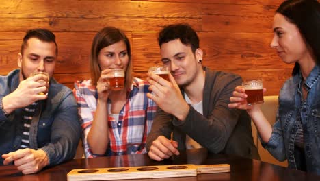 Glückliche-Freunde,-Die-Ein-Glas-Whiskey-Trinken