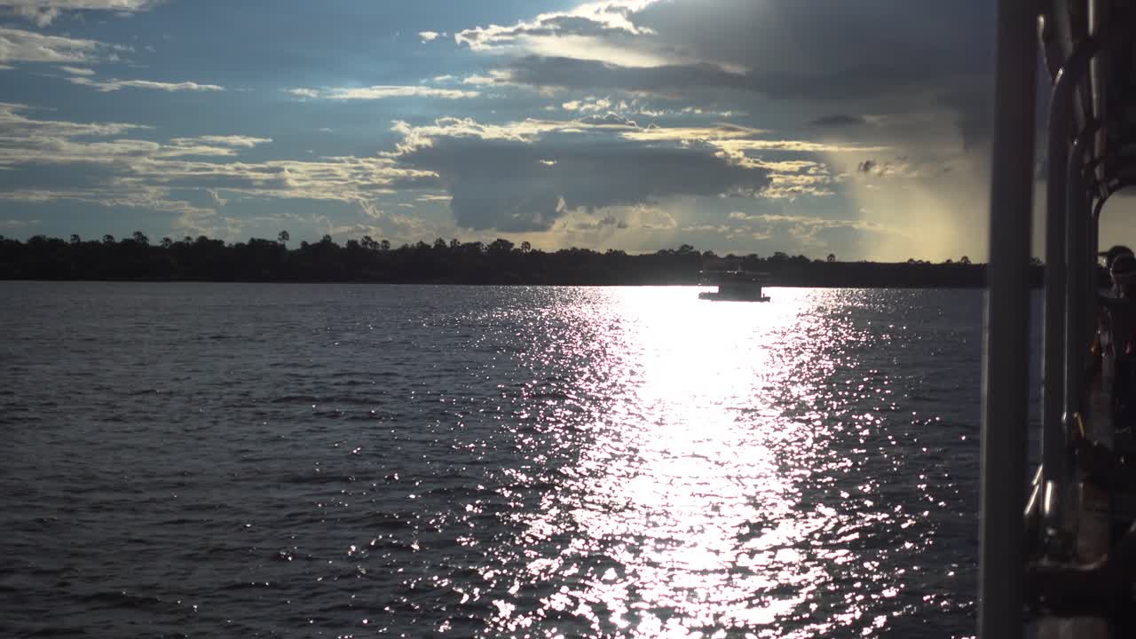 toma amplia de un safari en barco por el río zambia, durante la puesta de sol.